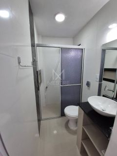 APARTAMENTO QUADRA MAR COM 02 DORMITÓRIOS SEMI-MOBILIADO LOCALIZADO NA MEIA PRAIA