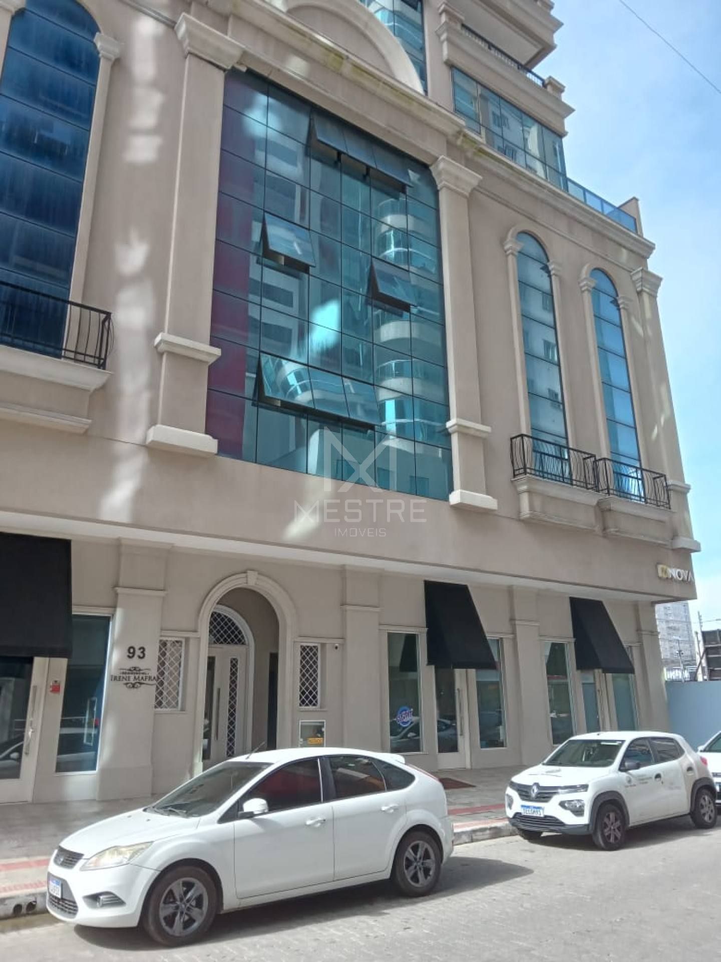 SALA COMERCIAL À VENDA LOCALIZADA NA MEIA PRAIA