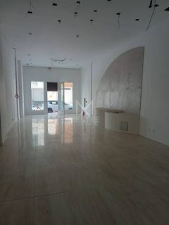 SALA COMERCIAL À VENDA LOCALIZADA NA MEIA PRAIA