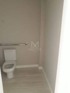 SALA COMERCIAL À VENDA LOCALIZADA NA MEIA PRAIA