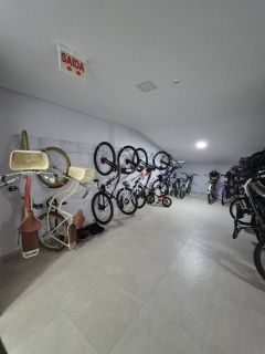 APARTAMENTO PARA LOCAÇÃO ANUAL COM 03 SUÍTES NA MEIA PRAIA