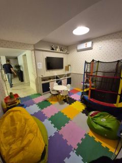 APARTAMENTO PARA LOCAÇÃO ANUAL COM 03 SUÍTES NA MEIA PRAIA