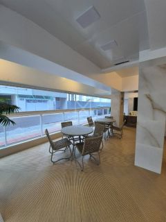 APARTAMENTO PARA LOCAÇÃO ANUAL COM 03 SUÍTES NA MEIA PRAIA