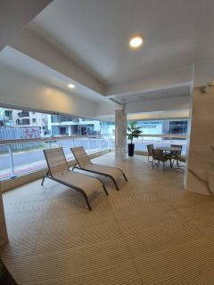 APARTAMENTO PARA LOCAÇÃO ANUAL COM 03 SUÍTES NA MEIA PRAIA
