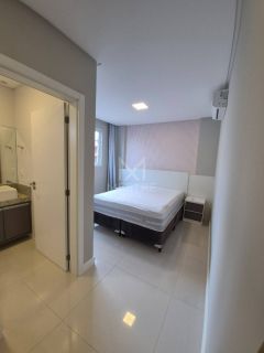 APARTAMENTO PARA LOCAÇÃO ANUAL COM 03 SUÍTES NA MEIA PRAIA