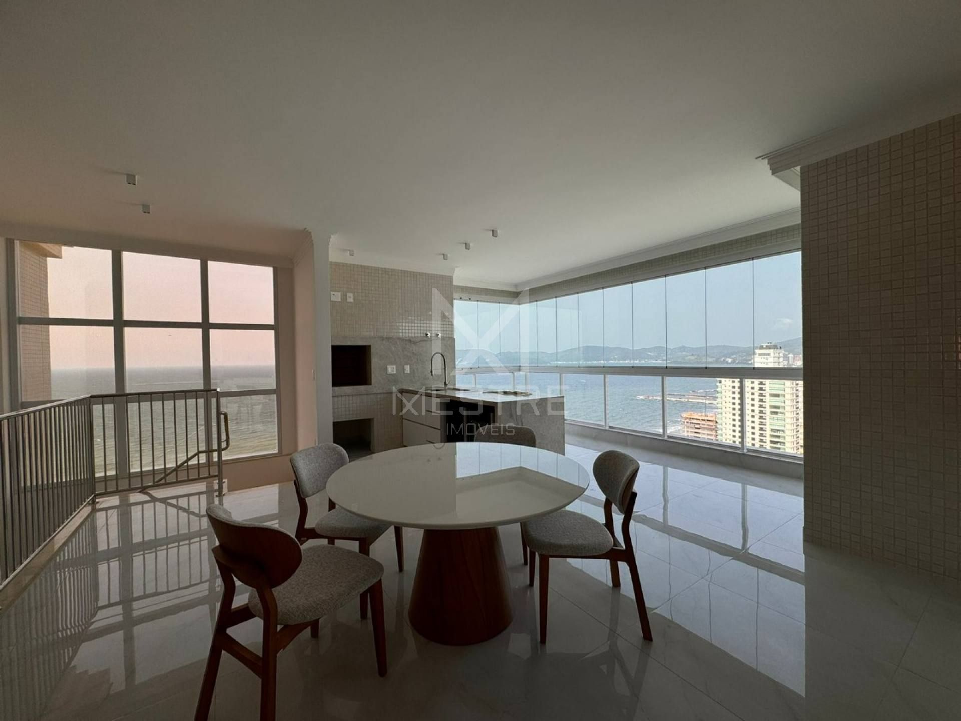 COBERTURA DUPLEX QUADRA MAR COM 04 SUÍTE DISPONIVEL À VENDA NA MEIA PRAIA