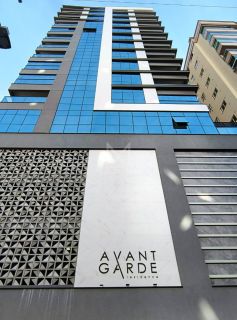 APARTAMENTO QUADRA MAR COM 03 SUÍTES NOVO LOCALIZADO NA MEIA PRAIA