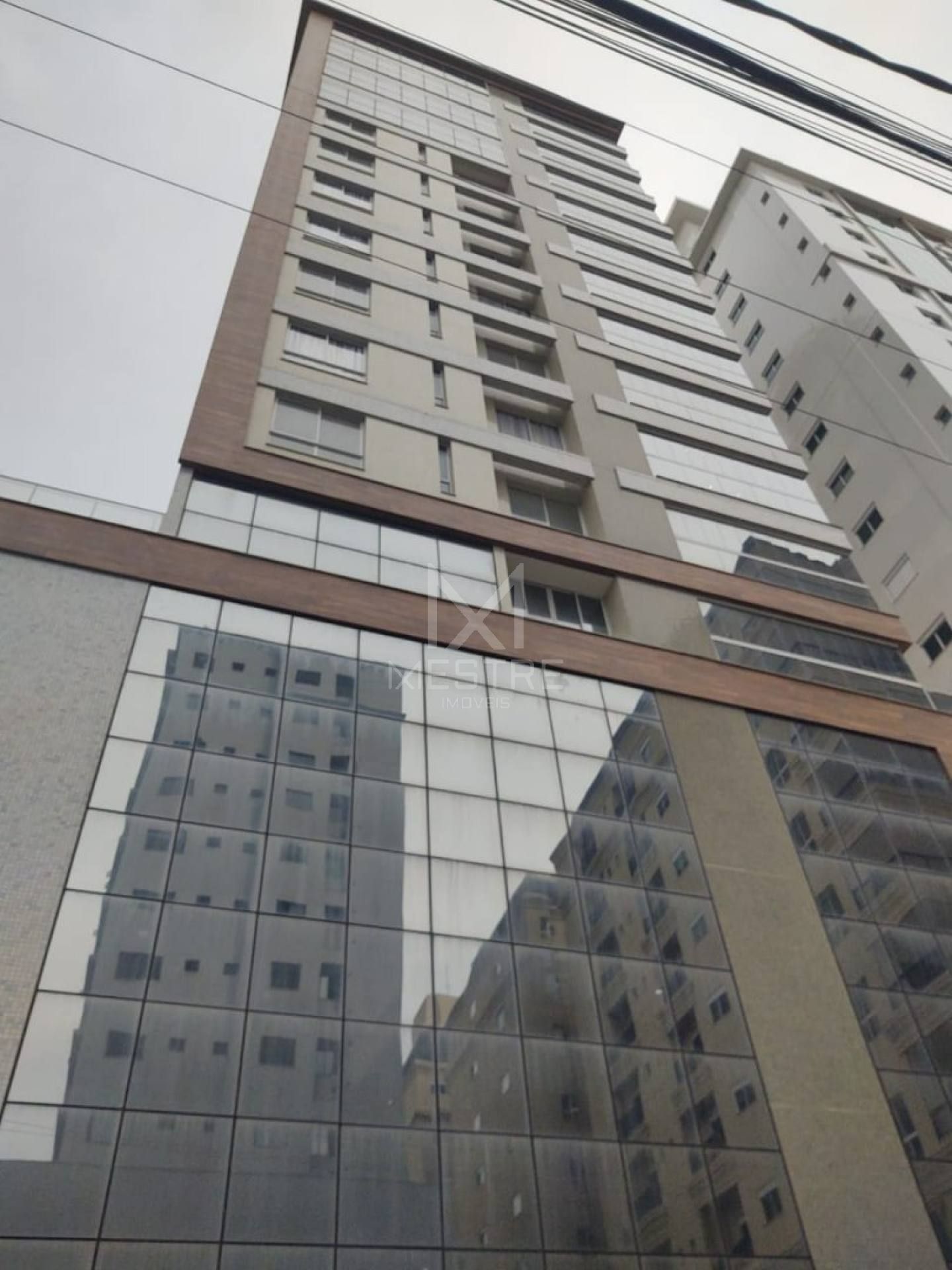 PENTHOUSE QUADRA MAR COM 04 SUÍTES À VENDA NA MEIA PRAIA