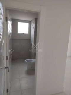 PENTHOUSE QUADRA MAR COM 04 SUÍTES À VENDA NA MEIA PRAIA