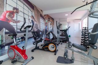 APARTAMENTO FINAMENTE MOBILIADO QUADRA MAR COM  03 SUÍTES LOCALIZADO NA MEIA PRAIA