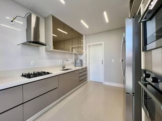 APARTAMENTO FINAMENTE MOBILIADO QUADRA MAR COM  03 SUÍTES LOCALIZADO NA MEIA PRAIA