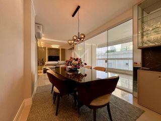 APARTAMENTO FINAMENTE MOBILIADO QUADRA MAR COM  03 SUÍTES LOCALIZADO NA MEIA PRAIA