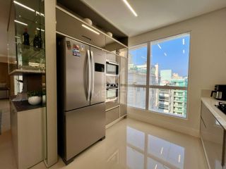 APARTAMENTO FINAMENTE MOBILIADO QUADRA MAR COM  03 SUÍTES LOCALIZADO NA MEIA PRAIA