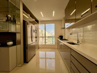 APARTAMENTO FINAMENTE MOBILIADO QUADRA MAR COM  03 SUÍTES LOCALIZADO NA MEIA PRAIA