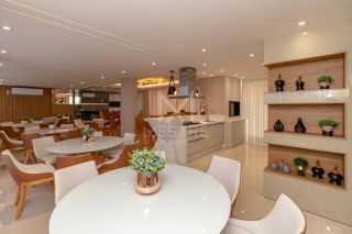 APARTAMENTO FINAMENTE MOBILIADO QUADRA MAR COM  03 SUÍTES LOCALIZADO NA MEIA PRAIA