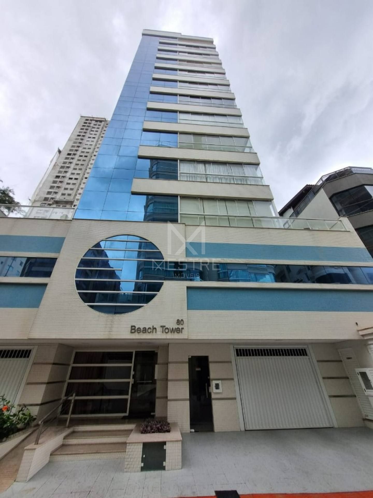 APARTAMENTO QUADRA MAR COM 03 SUÍTES A VENDA NA MEIA PRAIA