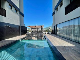 APARTAMENTO COM 02 SUÍTES TOTALMENTE MOBILIADO PARA À VENDA EM BAL. PEREQUÊ