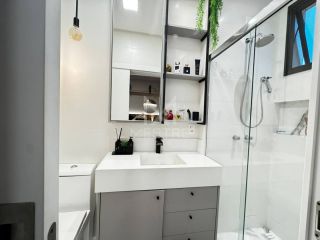 APARTAMENTO COM 02 SUÍTES TOTALMENTE MOBILIADO PARA À VENDA EM BAL. PEREQUÊ