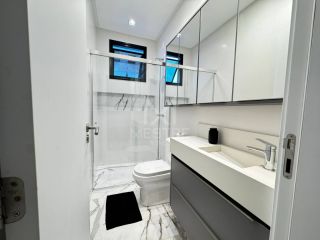 APARTAMENTO COM 02 SUÍTES TOTALMENTE MOBILIADO PARA À VENDA EM BAL. PEREQUÊ