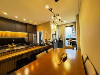 APARTAMENTO COM 02 SUÍTES TOTALMENTE MOBILIADO PARA À VENDA EM BAL. PEREQUÊ