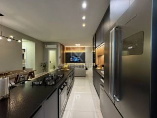 APARTAMENTO COM 02 SUÍTES TOTALMENTE MOBILIADO PARA À VENDA EM BAL. PEREQUÊ