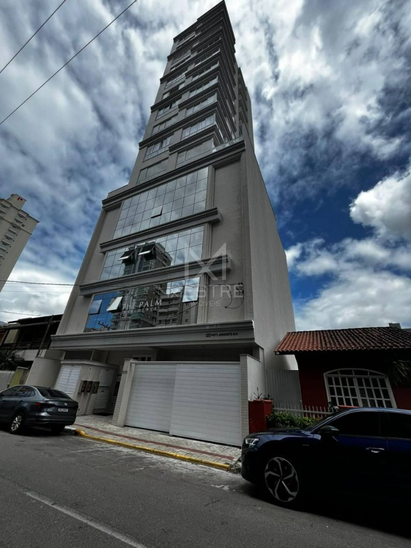 APARTAMENTO COM 03 SUÍTES SEMI MOBILIADO A VENDA NA MEIA PRAIA