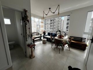 APARTAMENTO COM 03 SUÍTES SEMI MOBILIADO A VENDA NA MEIA PRAIA