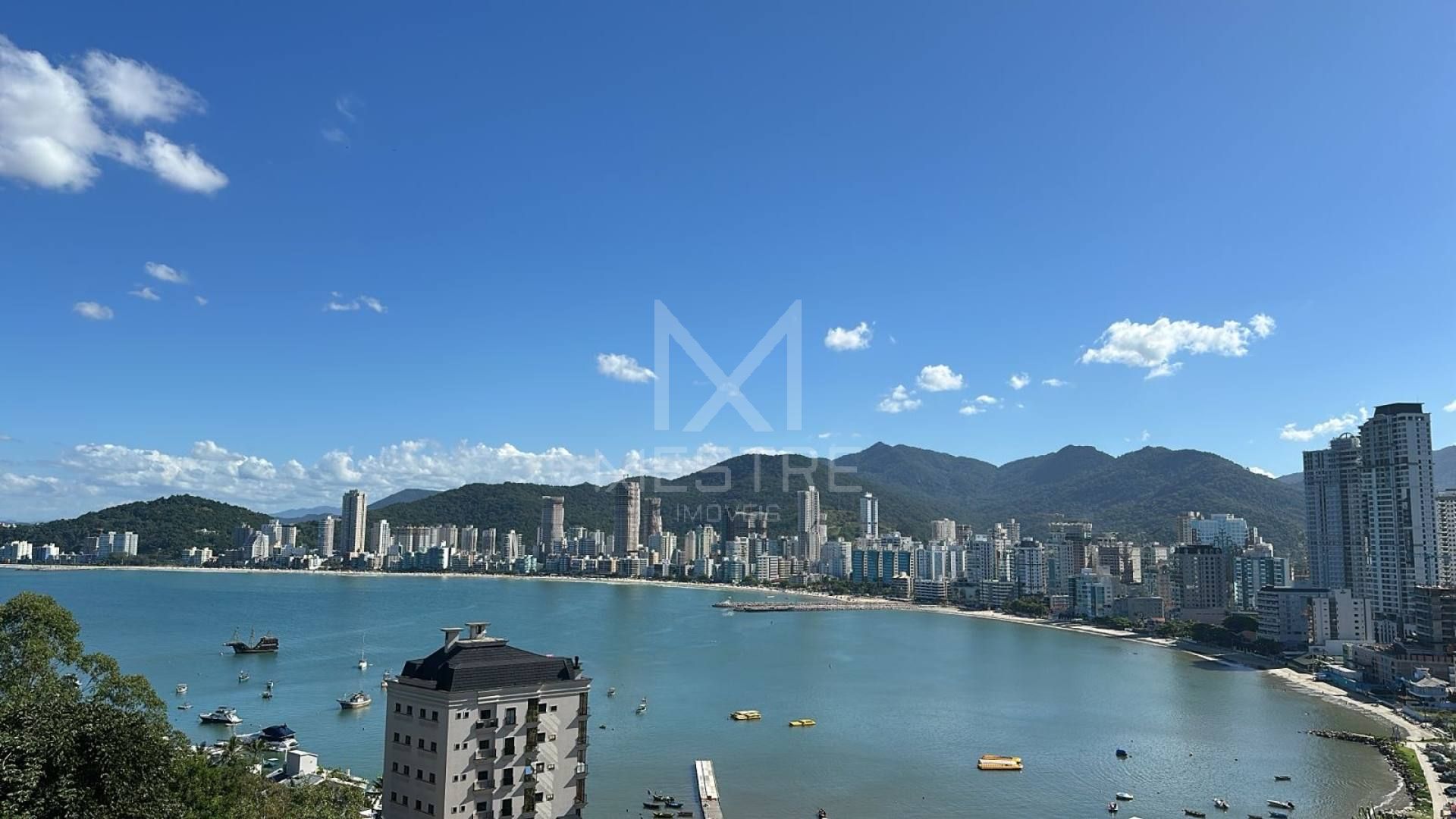 Mansão de 5 andares com vista mar e piscina de borda infinita em Itapema