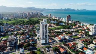 APARTAMENTO COM TERRAÇO EM PORTO BELO