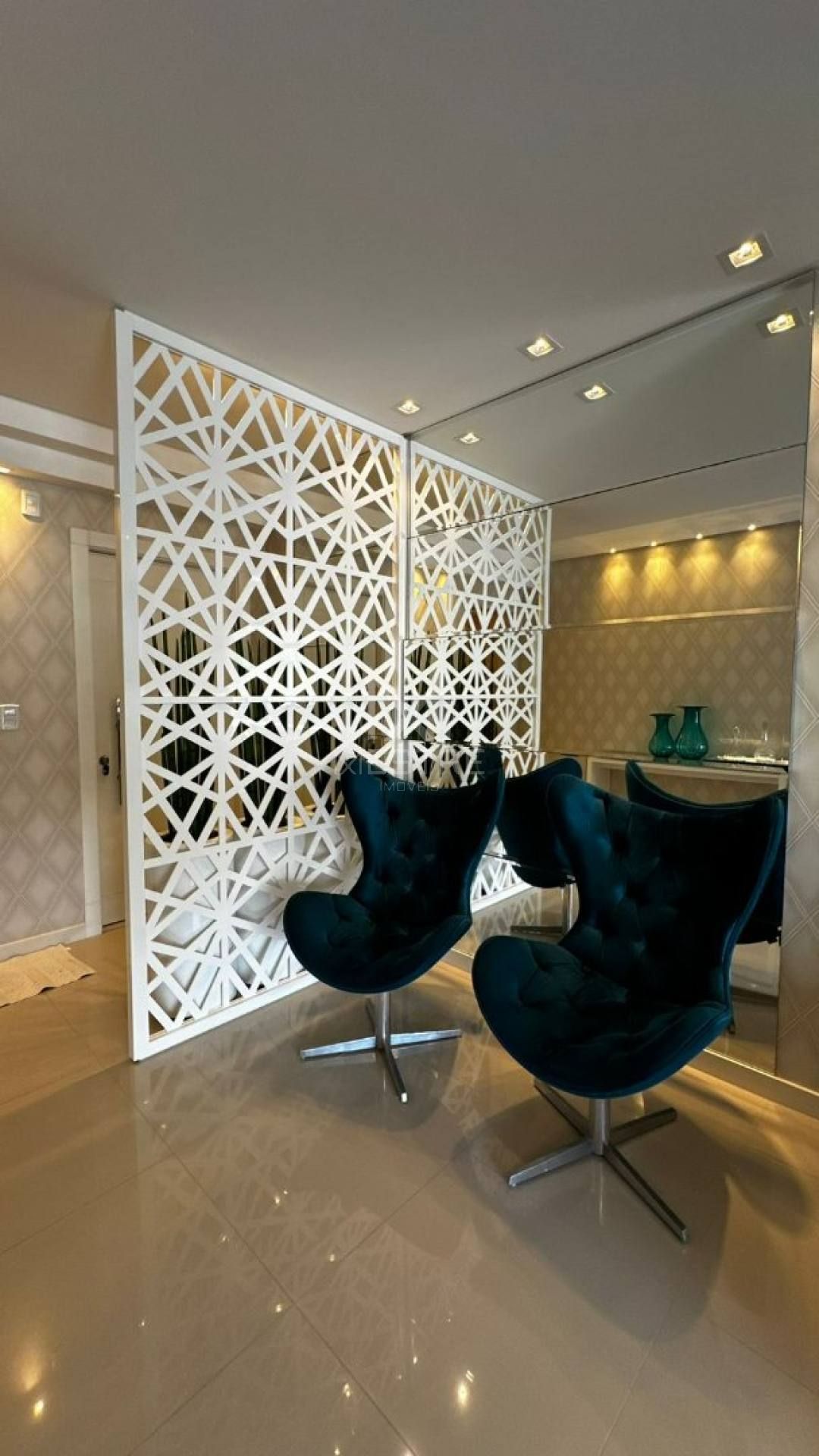 APARTAMENTO COM 03 SUÍTES QUADRA MAR À VENDA NA MEIA PRAIA