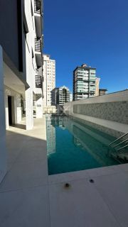 APARTAMENTO COM 03 SUÍTES À VENDA NA MEIA PRAIA