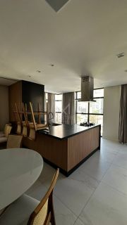 APARTAMENTO COM 03 SUÍTES À VENDA NA MEIA PRAIA