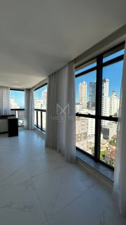 APARTAMENTO COM 03 SUÍTES À VENDA NA MEIA PRAIA
