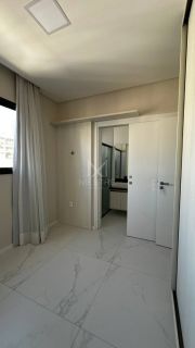 APARTAMENTO COM 03 SUÍTES À VENDA NA MEIA PRAIA