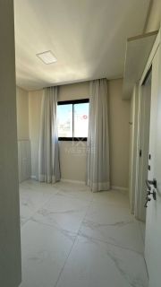 APARTAMENTO COM 03 SUÍTES À VENDA NA MEIA PRAIA
