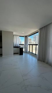 APARTAMENTO COM 03 SUÍTES À VENDA NA MEIA PRAIA