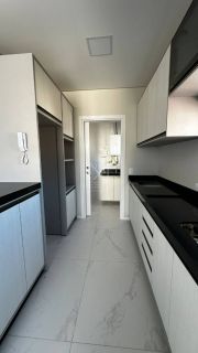 APARTAMENTO COM 03 SUÍTES À VENDA NA MEIA PRAIA