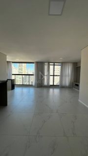 APARTAMENTO COM 03 SUÍTES À VENDA NA MEIA PRAIA