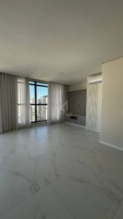 APARTAMENTO COM 03 SUÍTES À VENDA NA MEIA PRAIA