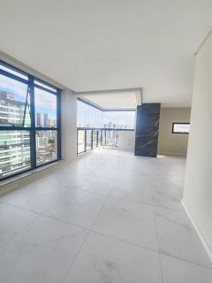 APARTAMENTO COM 03 SUÍTES À VENDA NO CORAÇÃO DA MEIA PRAIA