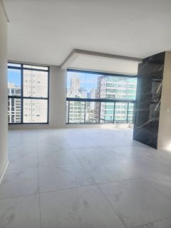 APARTAMENTO COM 03 SUÍTES À VENDA NO CORAÇÃO DA MEIA PRAIA