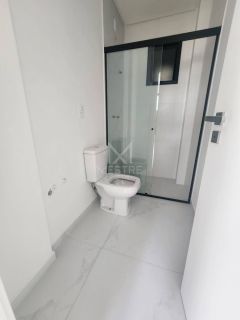 APARTAMENTO COM 03 SUÍTES À VENDA NO CORAÇÃO DA MEIA PRAIA