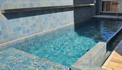 APARTAMENTO QUADRA MAR COM 04 SUÍTES TOTALMENTE MOBILIADO À VENDA NA MEIA PRAIA