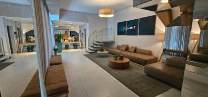 APARTAMENTO QUADRA MAR COM 04 SUÍTES TOTALMENTE MOBILIADO À VENDA NA MEIA PRAIA