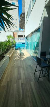 APARTAMENTO QUADRA MAR COM 04 SUÍTES TOTALMENTE MOBILIADO À VENDA NA MEIA PRAIA