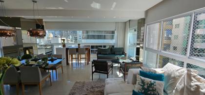 APARTAMENTO QUADRA MAR COM 04 SUÍTES TOTALMENTE MOBILIADO À VENDA NA MEIA PRAIA