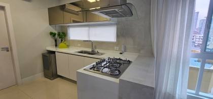 APARTAMENTO QUADRA MAR COM 04 SUÍTES TOTALMENTE MOBILIADO À VENDA NA MEIA PRAIA