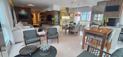 APARTAMENTO QUADRA MAR COM 04 SUÍTES TOTALMENTE MOBILIADO À VENDA NA MEIA PRAIA