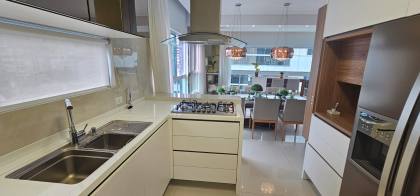 APARTAMENTO QUADRA MAR COM 04 SUÍTES TOTALMENTE MOBILIADO À VENDA NA MEIA PRAIA