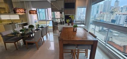 APARTAMENTO QUADRA MAR COM 04 SUÍTES TOTALMENTE MOBILIADO À VENDA NA MEIA PRAIA